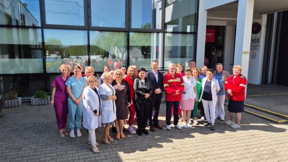 Grupa pracowników medycznych przed szpitalem